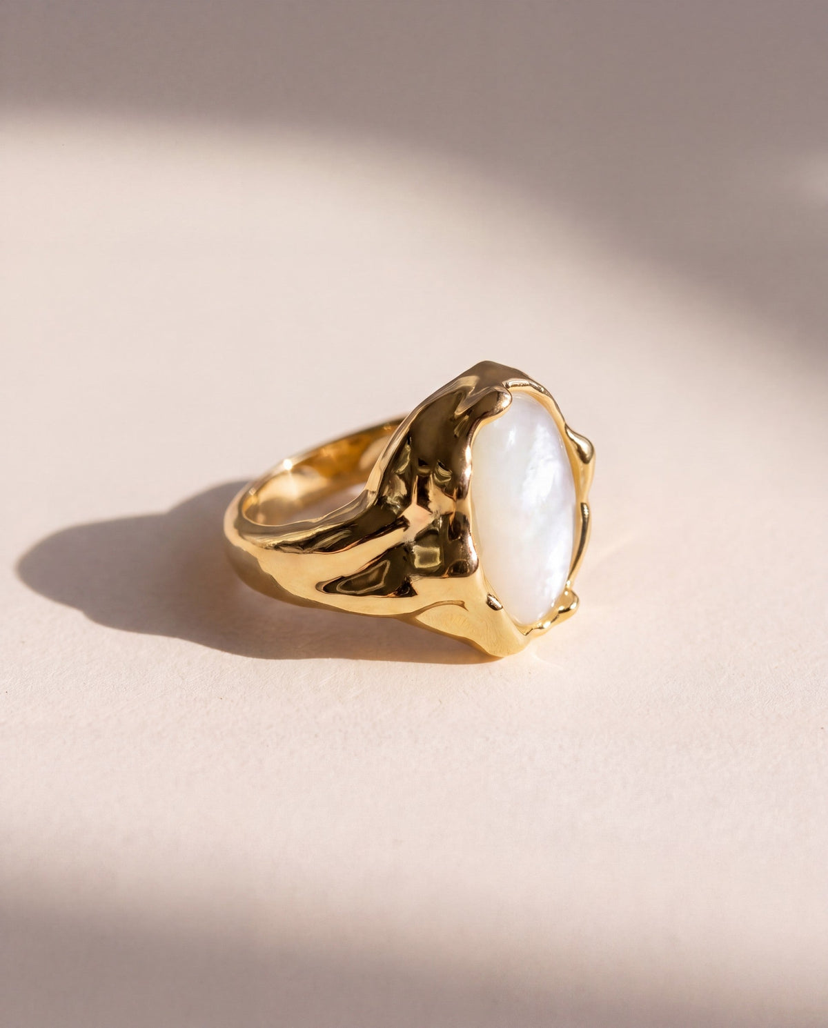 Liquid Pearl Ring in 18K gold vermeil with an oval mother of pearl