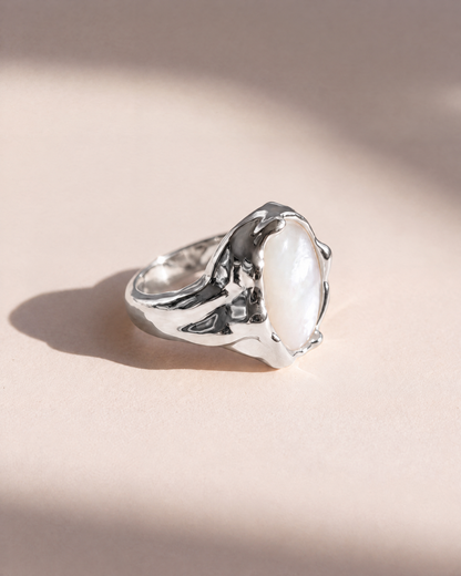 Liquid Pearl Ring in 925 sterling silver with an oval mother of pearl